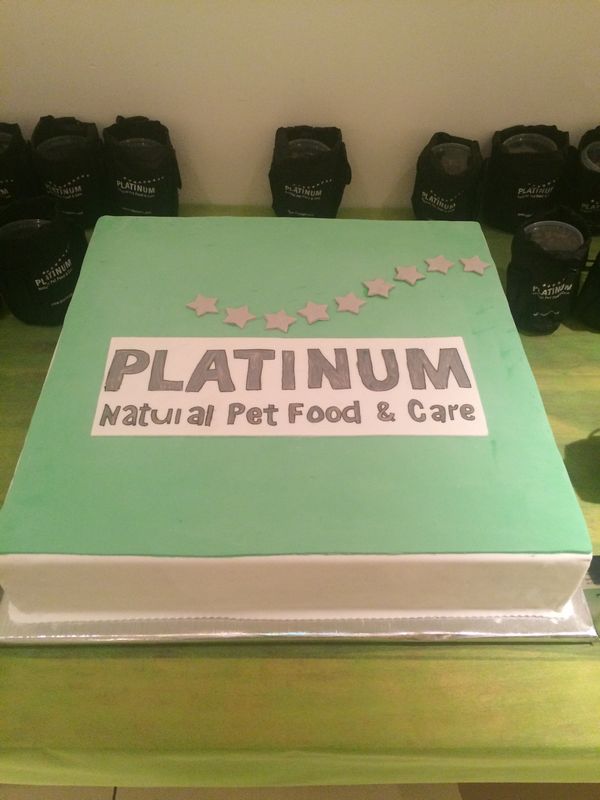 עוגה בגודל 60X60 לארוע מותג לבעלי חיים של חברת מחסני מזון לחיות