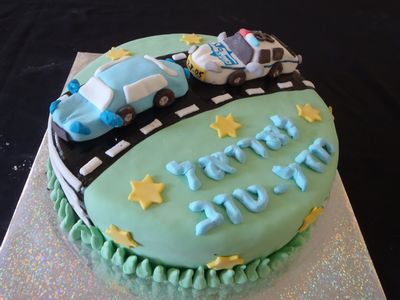 עוגה לבנים ליום הולדת מפוסלת מכונית משטרה במרדף