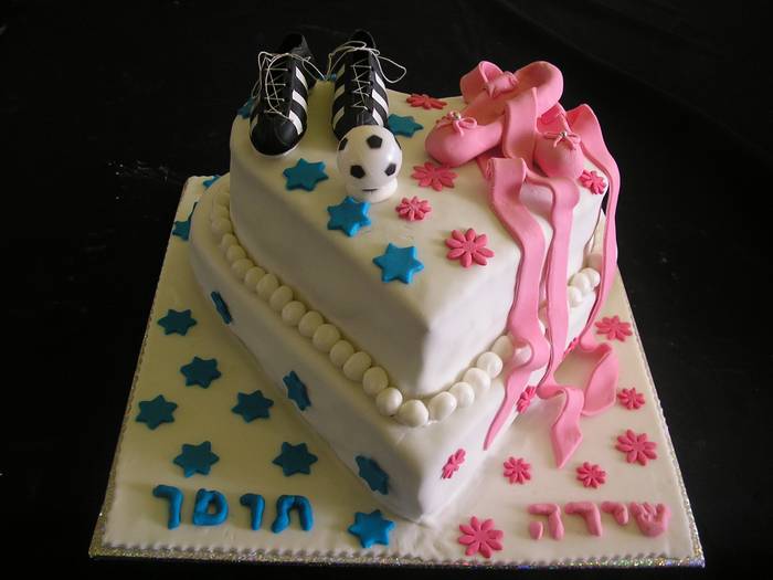 עוגה ליום הולדת לתאומים של גודית ניר מוזס נעלי בלט ו נעלי כדורגל