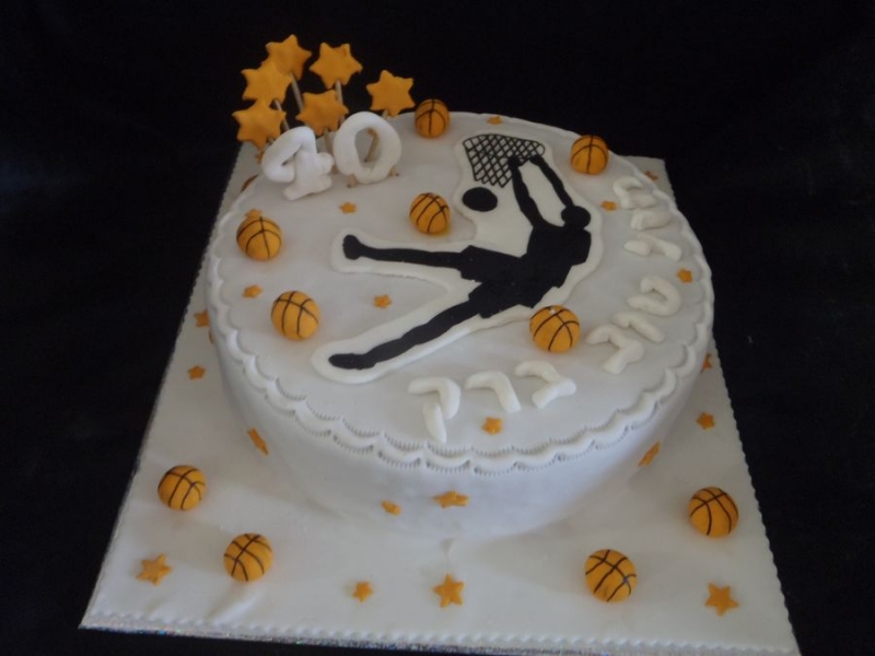 עוגה ליום הולדת מעוצבת כדורסל שחור לבן