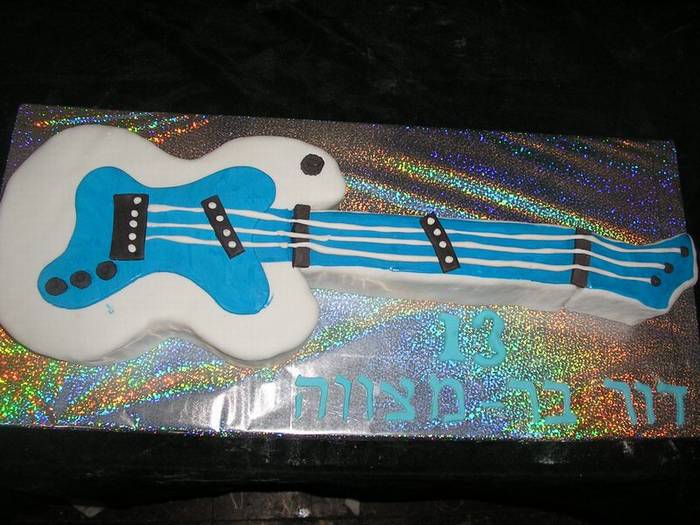 עוגת בר מצווה גיטרה חשמלית כחולה אורך 70 סמ