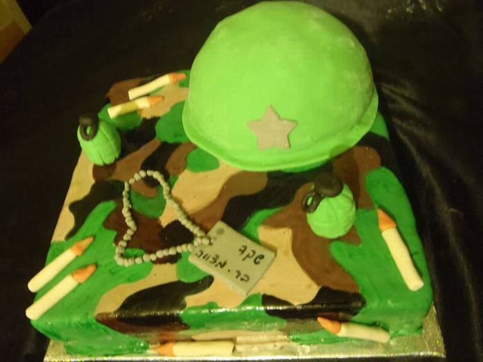 עוגת בר מצווה לשקד בסגנון צבאי קסדה רימונים ודסקית
