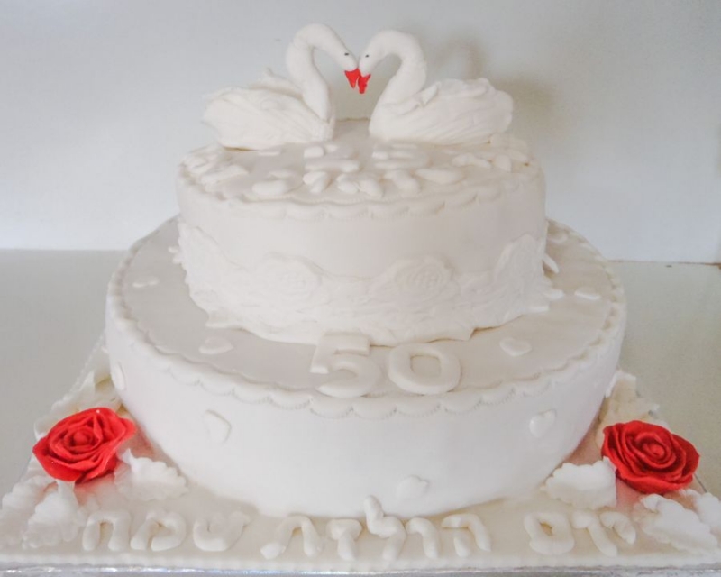 עוגת ברבורים מפוסלת 25 שנות נישואים ומזל טוב לגיל 50