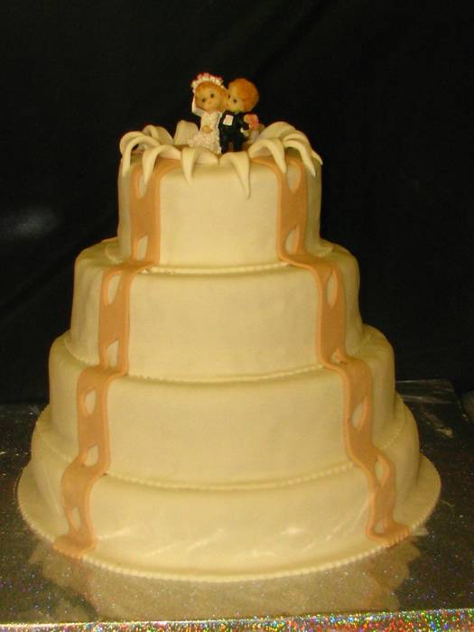 עוגת חתונה 4 קומות חתן וכלה יוצא מהעוגה