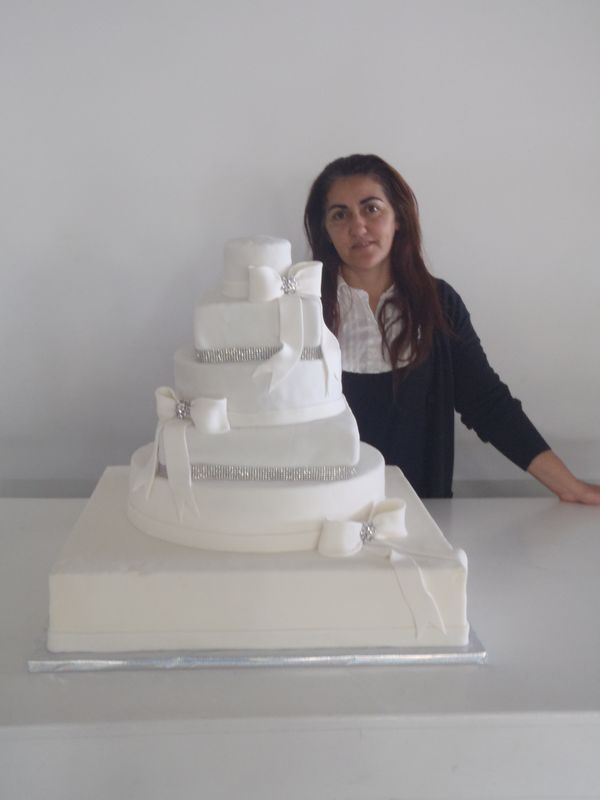 עוגת חתונה 6 קומות בגודל 60 על 60 עם שרשרת אבנים מוכספות