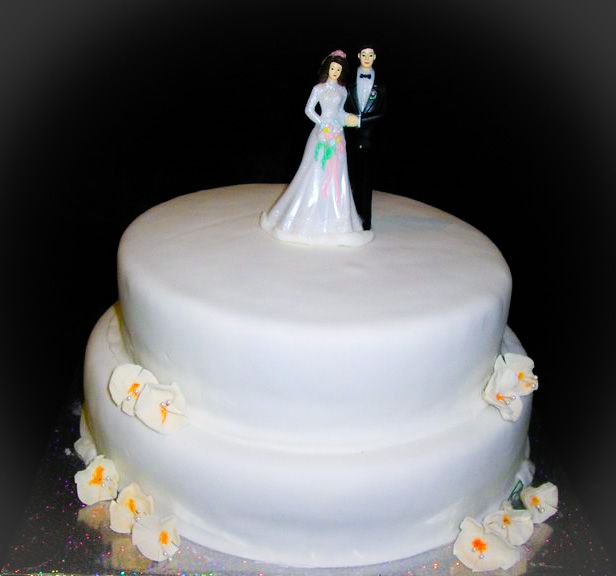 עוגת חתונה חלקה ונקייה עם פרחי ליליות
