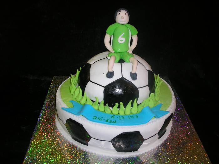 עוגת יום הולדת 2 קומות כדורגל שחקן בפיסול