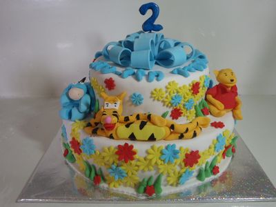 עוגת יום הולדת 2 קומות מתנה פו הדב וחבריו בשלל פרחים