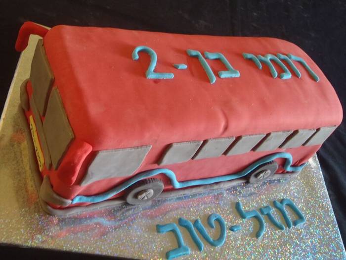 עוגת יום הולדת אוטובוס כעוגה