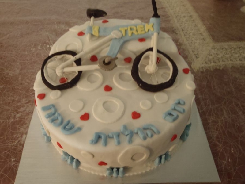 עוגת יום הולדת אופניים מפוסלות