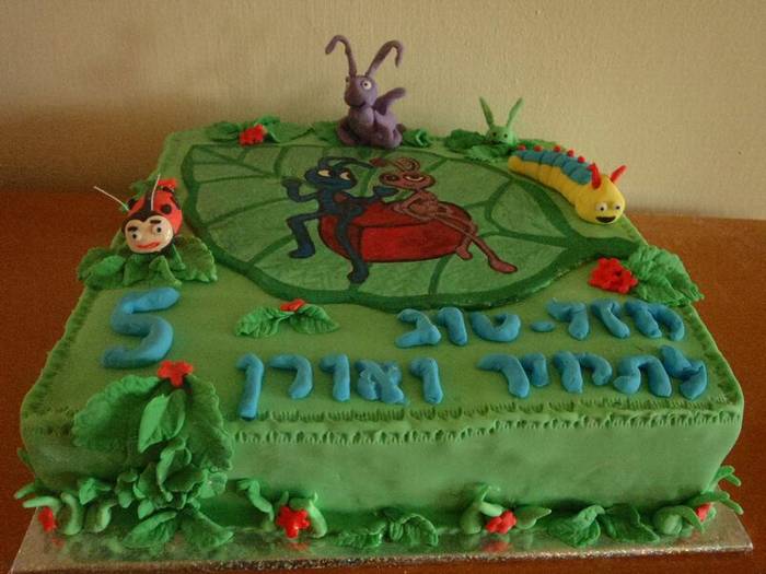 עוגת יום הולדת באג לייף מפוסלת חיות