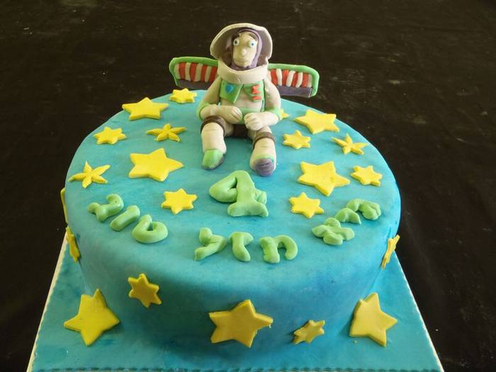 עוגת יום הולדת באז מצעצוע של סיפור