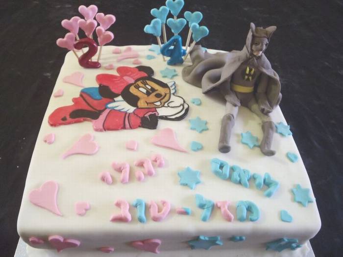 עוגת יום הולדת באטמן ומיני מאוס לבן ובת