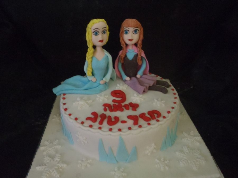 עוגת יום הולדת בנות אנא ואלזה מפוסלות