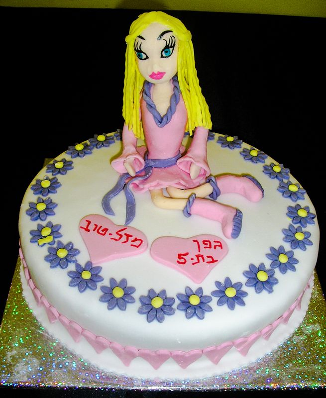 עוגת יום הולדת בנות בובה מפוסלת