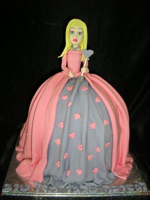 עוגת יום הולדת בנות בראץ בובה עומדת