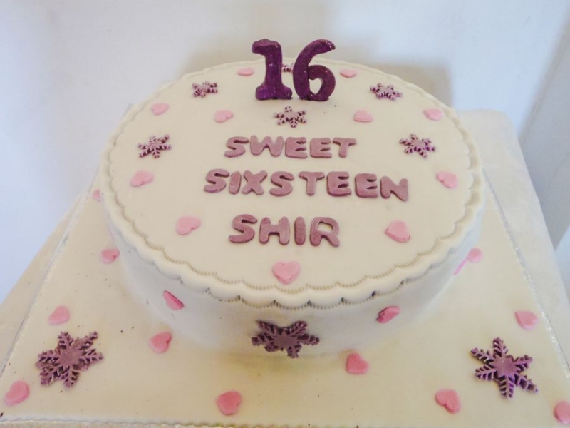עוגת יום הולדת בנות הקדשה