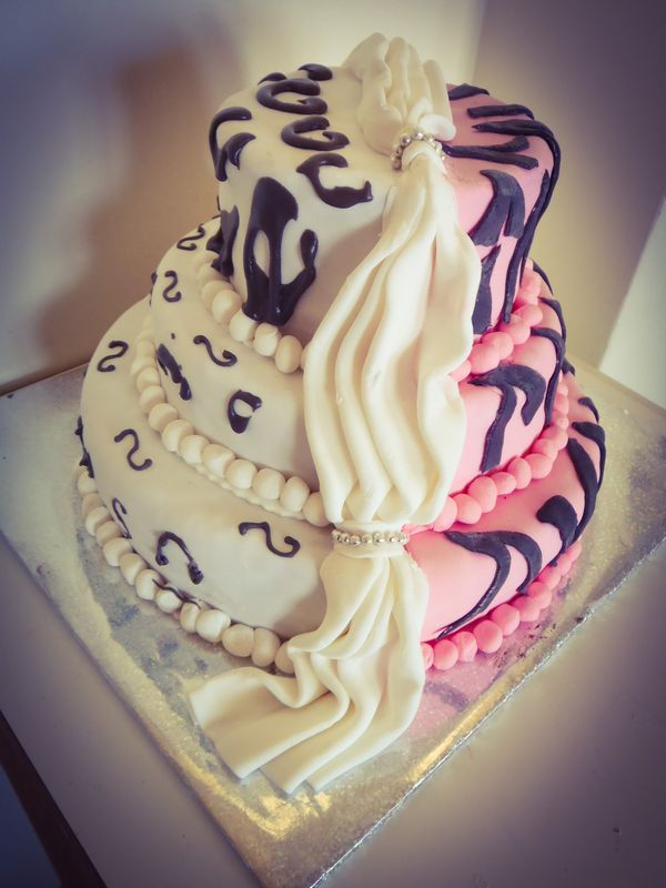 עוגת יום הולדת בנות חצי חצי מעוטר בווילון