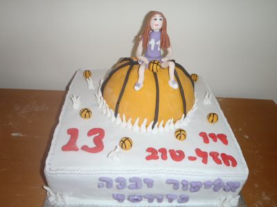 עוגת יום הולדת בנות כדורסל ושחקנית מפוסלת