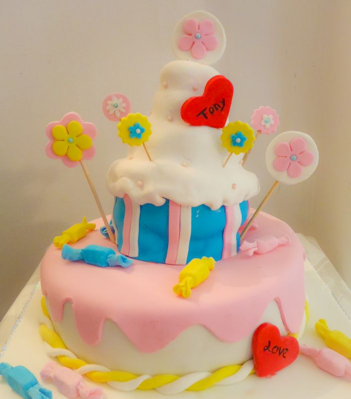 עוגת יום הולדת בנות מאפינס מעוטר בגלידה