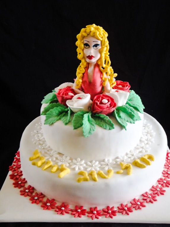 עוגת יום הולדת בנות שושנים ו בובה מפוסלת