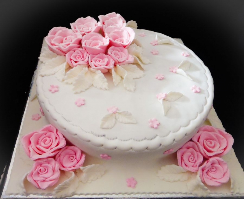 עוגת יום הולדת בנות שושנים מפוסלות