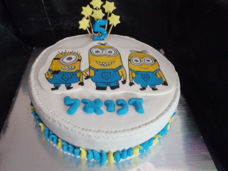 עוגת יום הולדת בנים המניונים