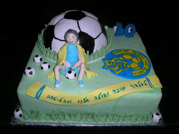 עוגת יום הולדת בנים כדור כדורגל שחקן ולוגו