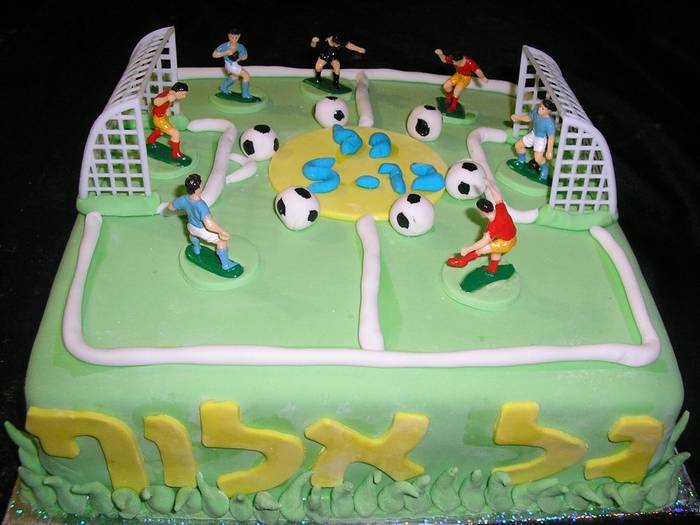 עוגת יום הולדת בנים מגרש כדורגל