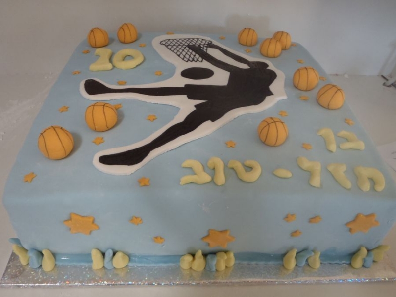 עוגת יום הולדת בנים מעוצבת כדורסל שחור לבן