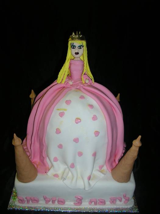עוגת יום הולדת ברבי בובה עומדת על במה