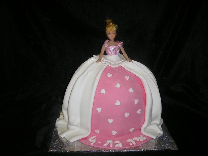 עוגת יום הולדת ברבי בובה עומדת