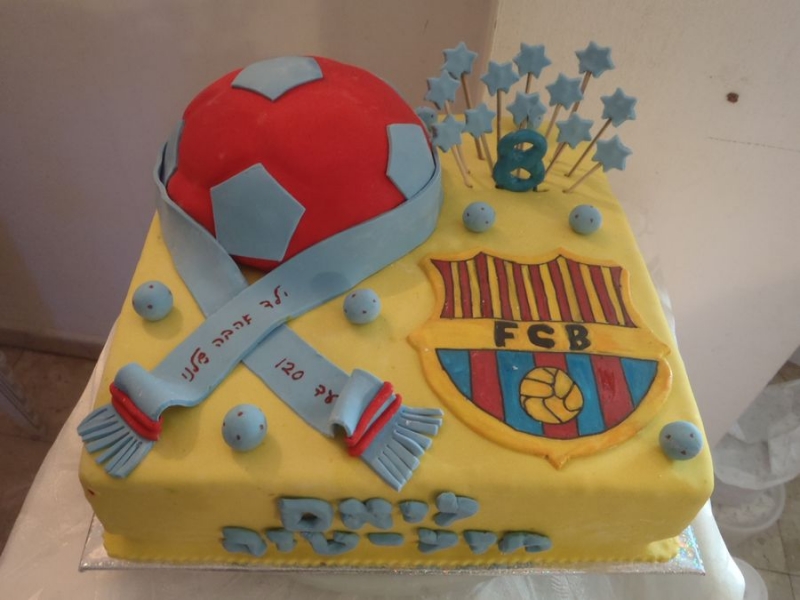 עוגת יום הולדת ברצלונה וכדור כדורגל