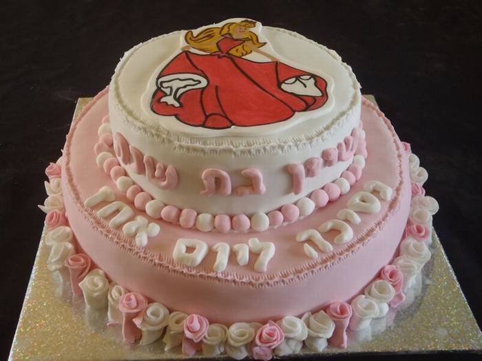 עוגת יום הולדת בת שנה נסיכה ושושנים