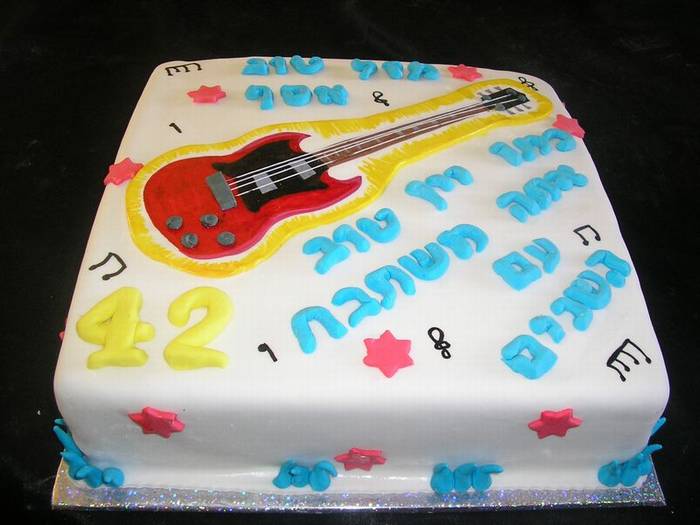 עוגת יום הולדת גיטרה חשמלית לבנים
