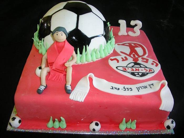 עוגת יום הולדת הפועל תל אביב כדור כדורגל ושחקן מפוסל