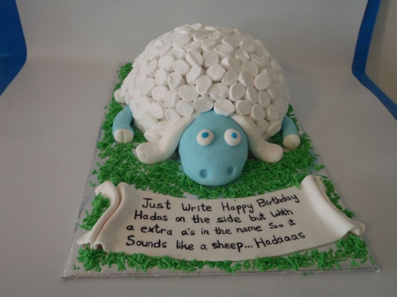 עוגת יום הולדת כבשה מעוצבת כעוגה עם שערות מרשמלו