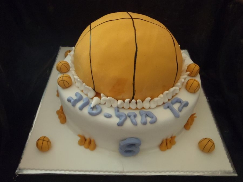 עוגת יום הולדת כדורסל בנים וכדים מפוסלים