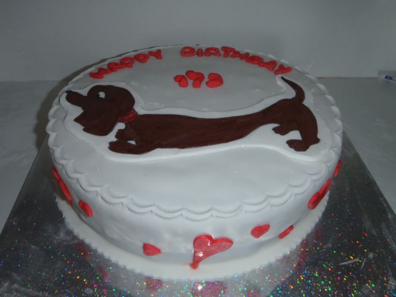 עוגת יום הולדת כלב נקניק