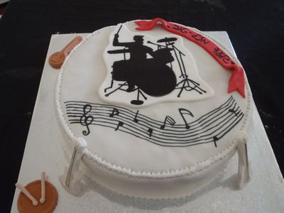 עוגת יום הולדת כלי נגינת תווים תופים ו גיטרה לבנים
