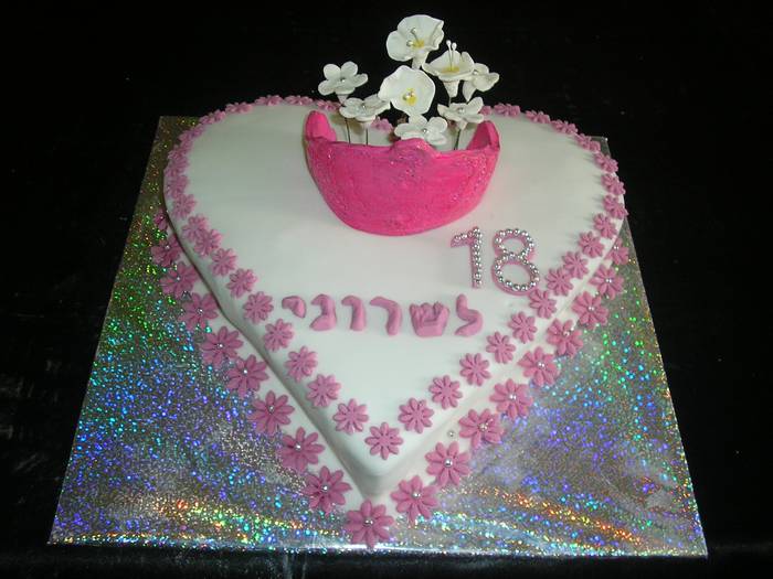 עוגת יום הולדת כתר מפוסל על עוגת לב לבנות