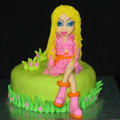 עוגת יום הולדת לבנות בובה מפוסלת
