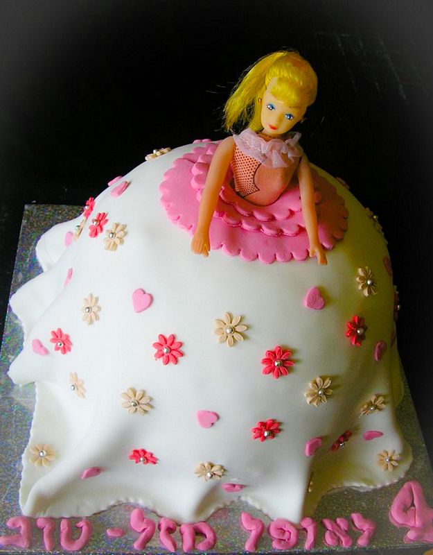 עוגת יום הולדת לבנות בובה עומדת