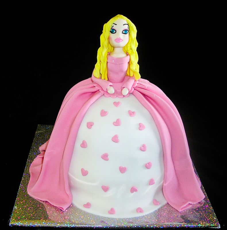 עוגת יום הולדת לבנות בובה עומדת