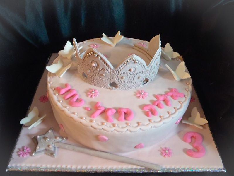 עוגת יום הולדת לבנות כתר ו פרפרים