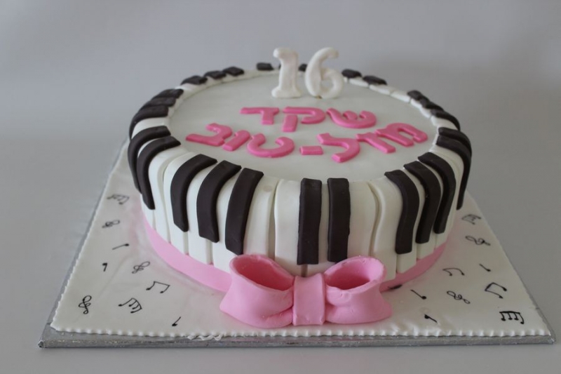 עוגת יום הולדת לבנות פסנתר