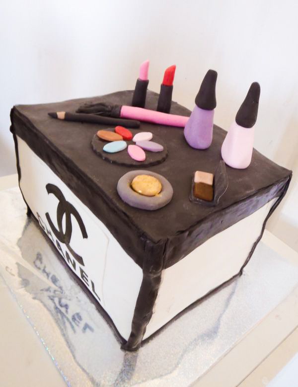 עוגת יום הולדת לבנות קופסת איפור של שאנל (2)