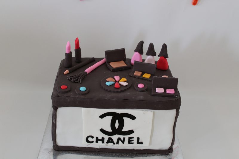 עוגת יום הולדת לבנות קופסת איפור של שאנל