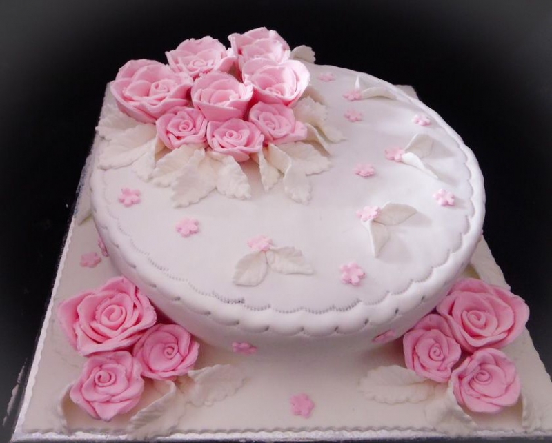 עוגת יום הולדת לבנות שושנים מפוסלות