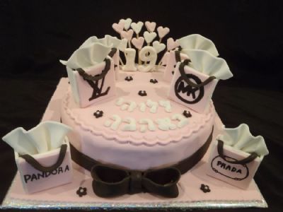 עוגת יום הולדת לבנות תיקי שופינג בלוגו של מותגים מעצבים
